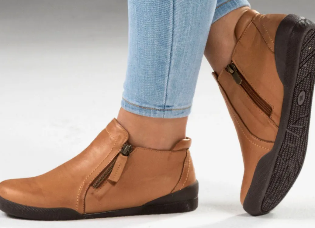 Hot Andrea Conti, sportliche Damen-Boots, mit herausnehmbarem Fußbett Damen Stiefel & Stiefeletten