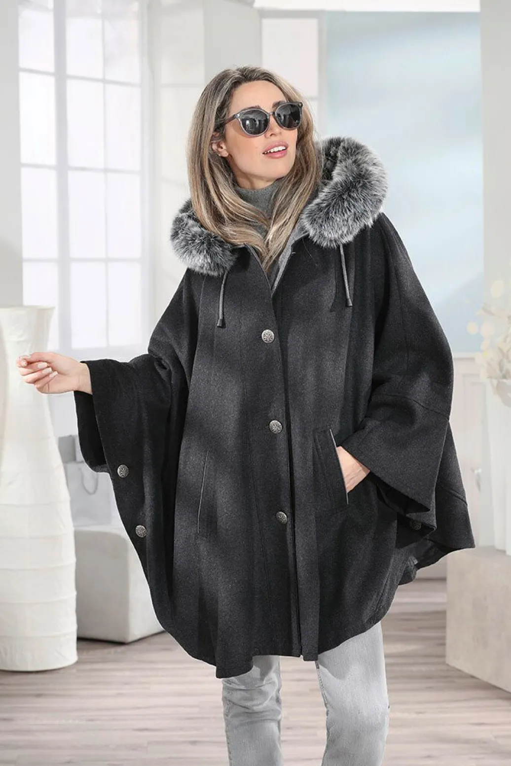 Damen Mona Wolljacken<Cape mit Knopfleiste