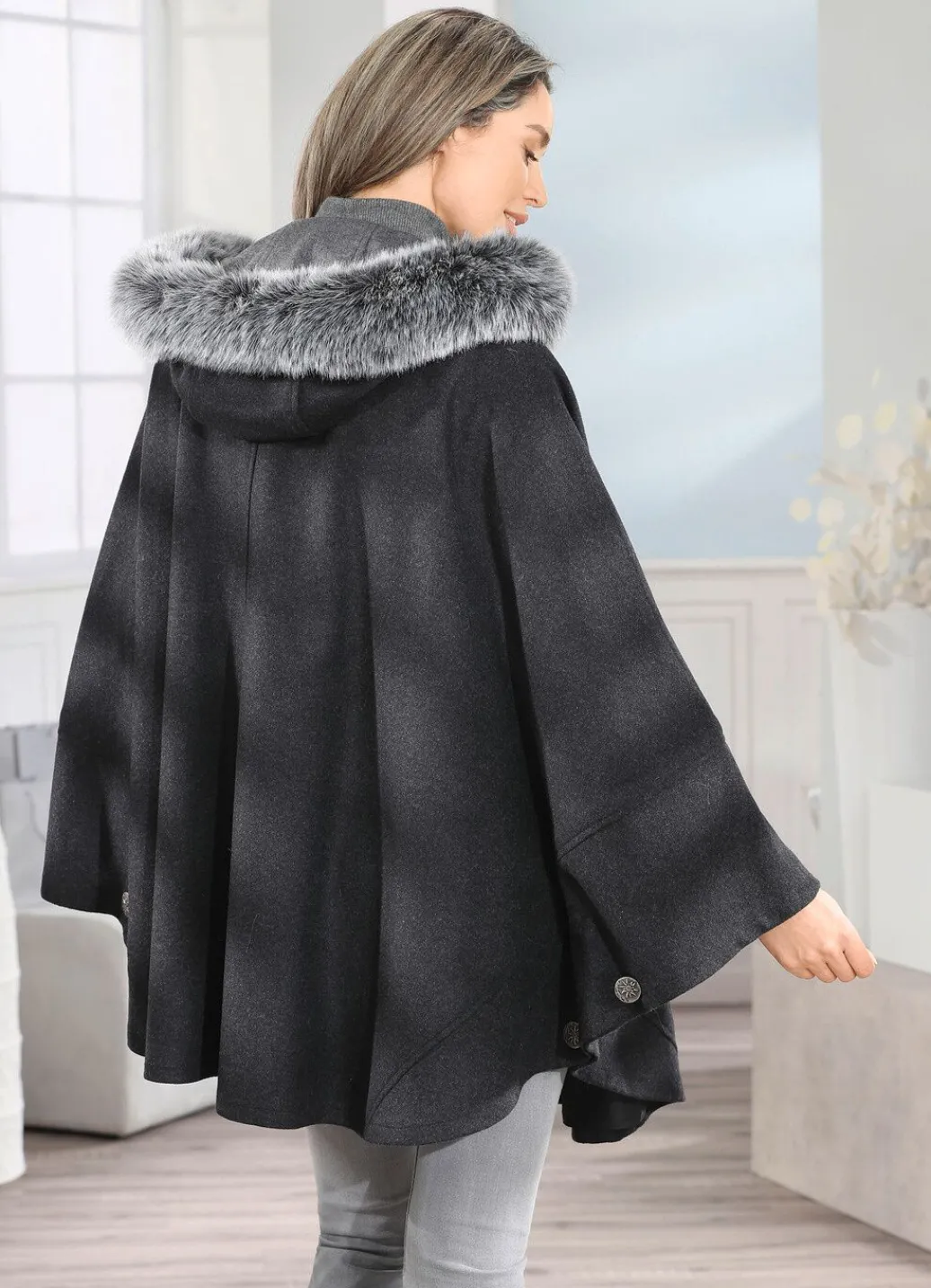 Damen Mona Wolljacken<Cape mit Knopfleiste