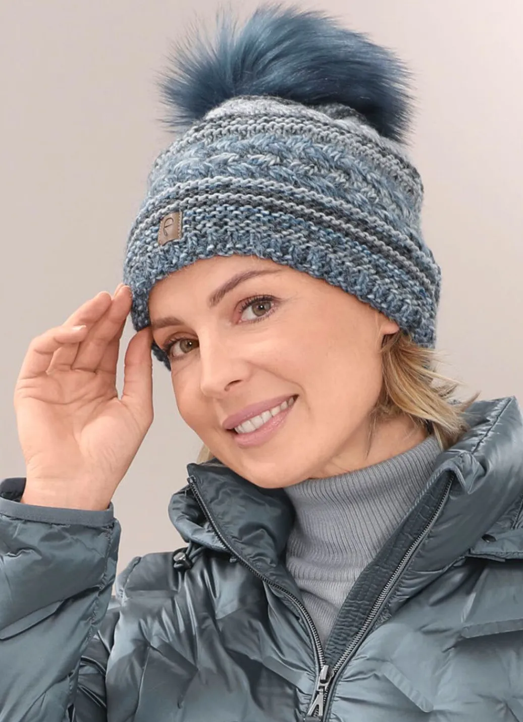 Sale Interessante Damen-Mütze, mit Bommel Mützen & Hüte