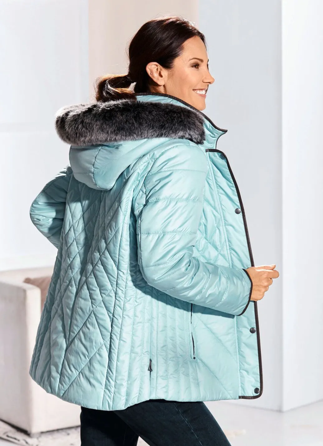 Damen Mona Winterjacken<Jacke mit figurfreundlicher Längssteppung seitlich