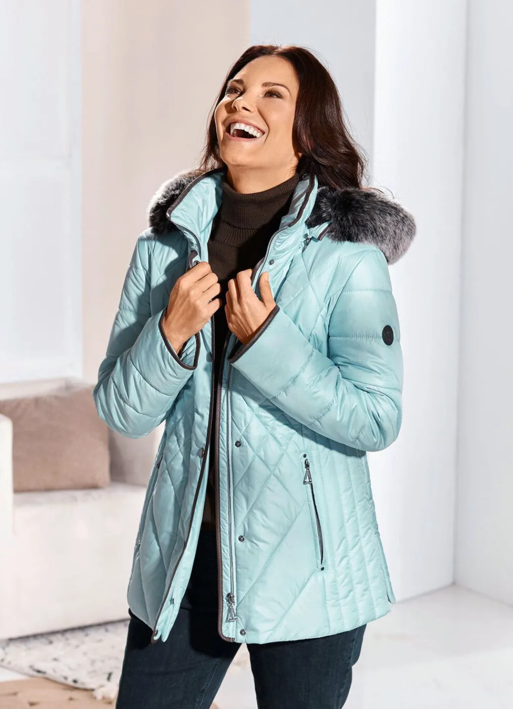 Damen Mona Winterjacken<Jacke mit figurfreundlicher Längssteppung seitlich