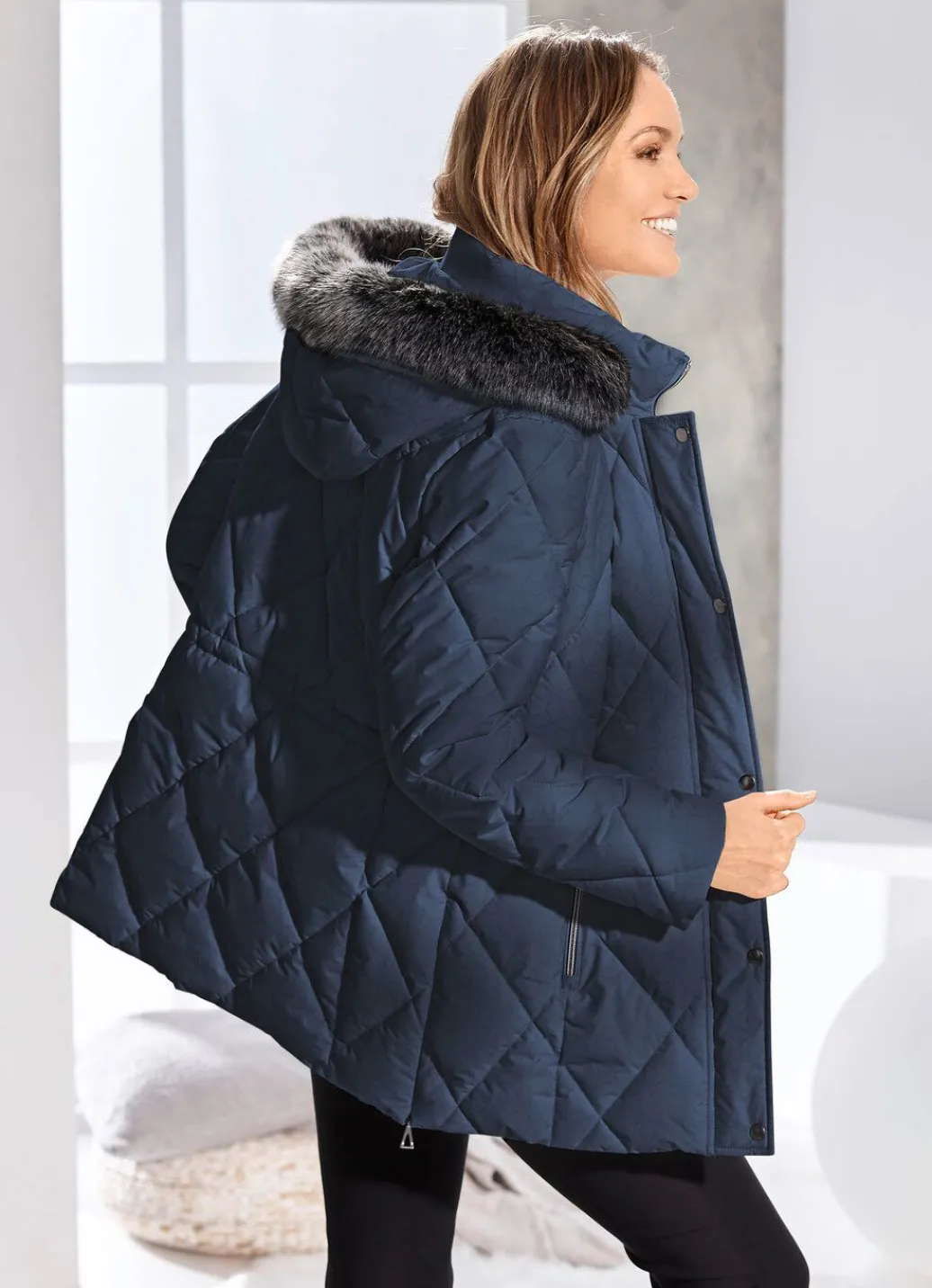 Damen Mona Winterjacken<Jacke mit Reißverschluss an den Seitenschlitzen