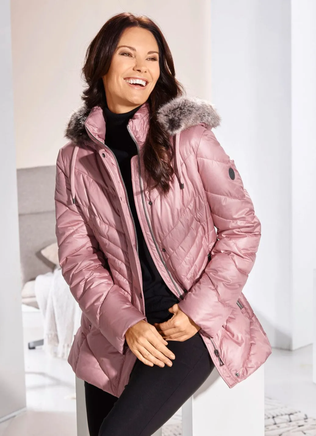 Damen Mona Winterjacken<Jacke mit Reißverschluss an den Seitenschlitzen