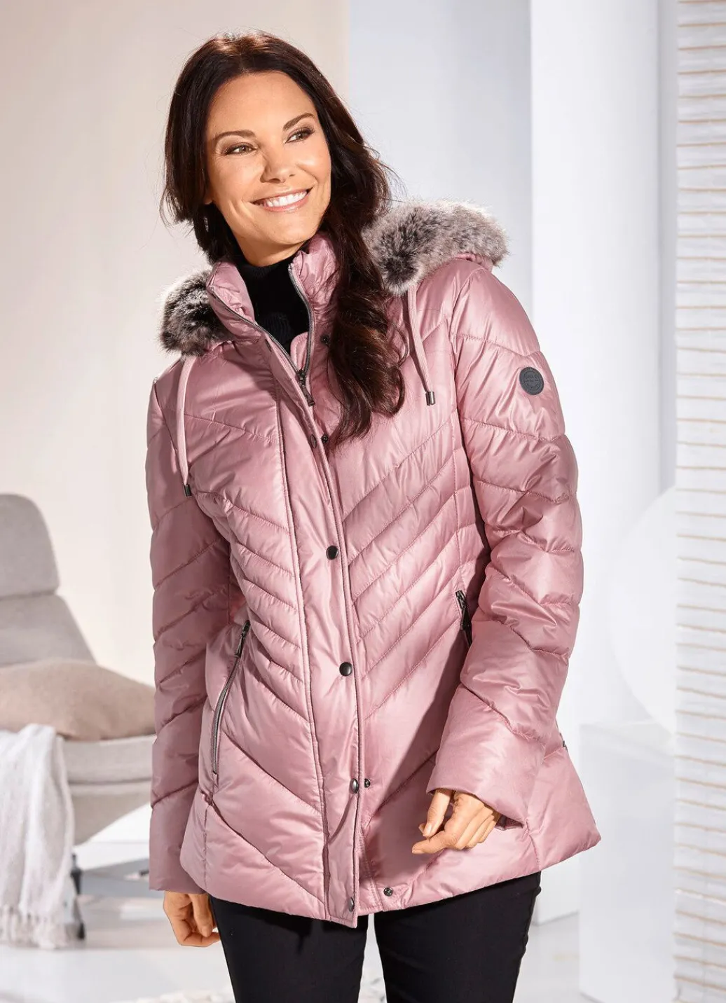 Damen Mona Winterjacken<Jacke mit Reißverschluss an den Seitenschlitzen