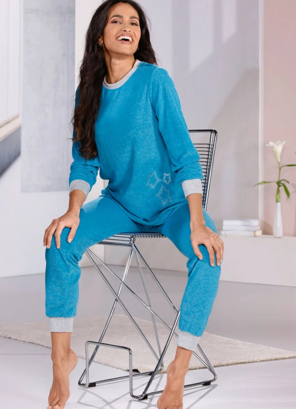 Damen Mona Schlafanzüge<Schlafanzug aus Frottierstretch mit Strasssteinchen und Bündchen